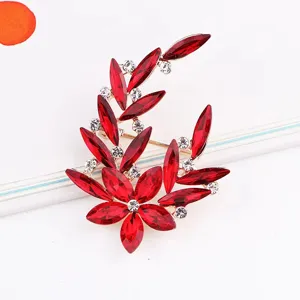 Prachtige kristallen strass bloem broche pin, elegant ontwerp voor dames modekleding accessoires.