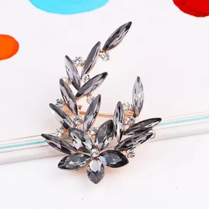 Detailopname van een prachtige Koreaanse stijl kristallen bloembroche met sprankelende grijze strass.