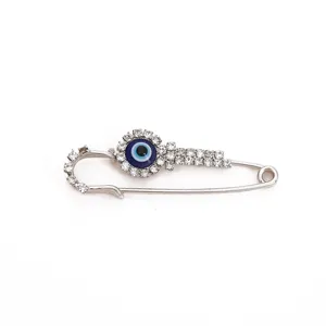 Boze oog strass veiligheidsspeld broche, creatief legering mode accessoire detail.