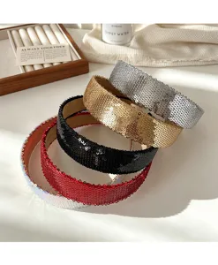 Detailansicht glitzernder Pailletten Haarreif, stilvoller breiter Haarreif für elegante Looks.