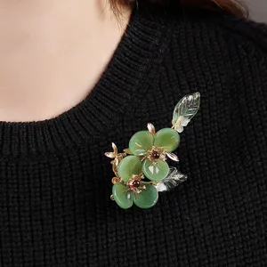 Elegante grüne Blumenbrosche, vintage chinesische Stecknadel für Pullover Damen Luxus
