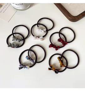 Set graziosi elastici per capelli con fiocco, fasce acriliche dolci per acconciature donna e ragazza.