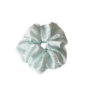 Leuke lichtblauwe haarelastiek met kleurrijke stippen, schattig haaraccessoire.