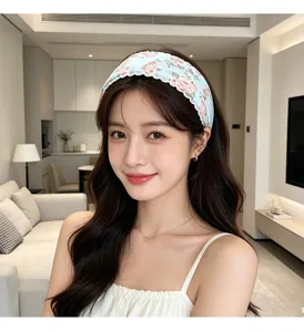 Floral wide headband for women, sweet pastoral style hair hoop, comfortable daily accessory.