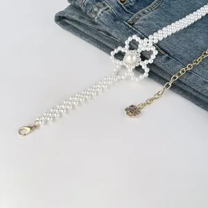 Détail de chaîne de taille fleur de perle élégante, ceinture de décoration de robe.