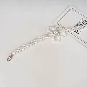 Chaine de taille fleur de perle élégante pour femmes, détail de ceinture décorative.