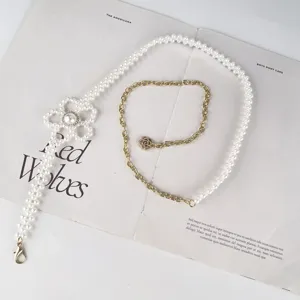 Chaine de taille elegante en perles de fleurs et ceinture en metal dore pour robe de femme