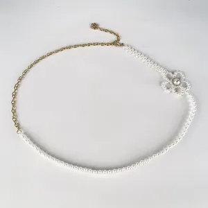 Élégante chaîne de taille en perles pour femmes, design métal et perles avec accent de fleur.