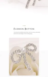 Exquise broche nœud en strass pour femmes, élégante épingle argentée pour col et vêtement.