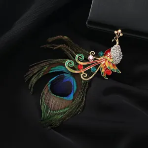 Broche exquise en plume de paon avec des cristaux étincellants et émail, élégante épingle.
