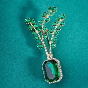 Detailansicht der Vintage Kristall Blumenkorb Brosche, elegante grüne Strass Legierung.