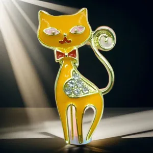 Cute enamel cat brooch with rhinestones, vintage gold lapel pin for women fashion jewelry.
