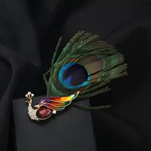 Élégante broche plume de paon avec cristal et alliage pour accessoires de manteau de costume.