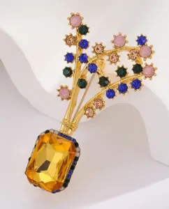 Detaillierte Nahaufnahme einer Vintage Kristall Blumen-Vase Brosche mit bunten Strasssteinen.