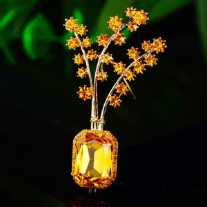 Detaillierte Ansicht der Vintage Kristall Blumenkorb Brosche, eleganter Strass Legierung Schmuck.