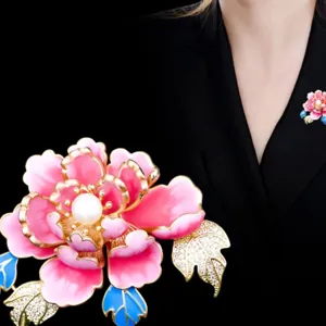 Exquisito broche de peonía de esmalte pintado a mano con perla y hojas para mujeres elegantes.