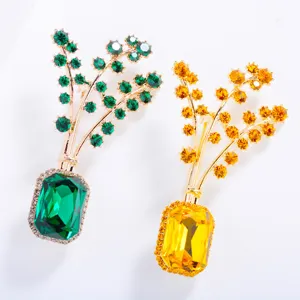 Vintage Blumenkorb Legierung Strass Brosche, kreative Retro Mantel Pin Mode Zubehör.