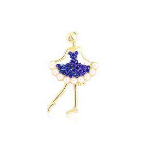 Detailopname van de elegante gouden ballerina broche met blauwe strass stenen en parels.