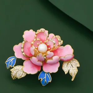 Elegante broche de flor de peonía de esmalte rosa dorado con perla y cristales brillantes.