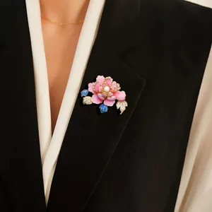 Elegante broche de flor de peonía rosa pintada a mano con perla para vestido de mujer.