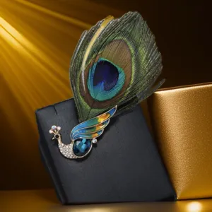 Détail de broche plume de paon en cristal accessoire élégant pour costume de femme