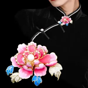 Elegante broche de peonía de esmalte con perla, accesorio perfecto para vestidos y qipao.