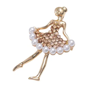 Elegante vergulde balletdanser broche met sprankelende strass steentjes en parels.
