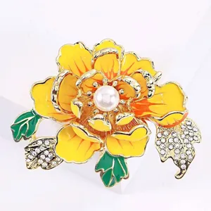 Elegante broche de flor de peonía esmaltada amarilla con perla y diamantes de imitación.