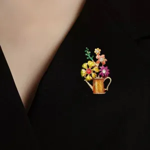 Vintage Gießkannen Brosche Detail mit bunten Emaillierten Blumen und funkelnden Strasssteinen.