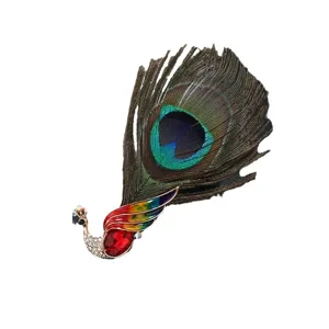 Élégante broche plume de paon avec cristaux scintillants et queue naturelle pour manteaux.