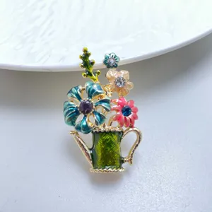 Detailaufnahme einer Vintage Gießkannen Brosche aus Legierung mit bunten Emaillierten Blüten.