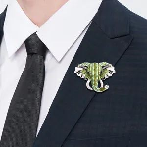 Detaillierte Nahaufnahme einer eleganten grunen Strass Elefanten Brosche am Revers.
