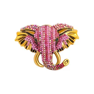 Exquisite Strass Elefanten Brosche mit rosa Kristallen und goldfarbenem Metall. Schicker Anstecker.