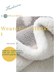 Detailaufnahme des weichen Sherpa-Stoffes einer kuscheligen Decke mit flauschiger Textur.