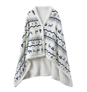 Gemütliche tragbare Fleece-Decke mit skandinauischem Hirsch und Schneeflocken-Muster.