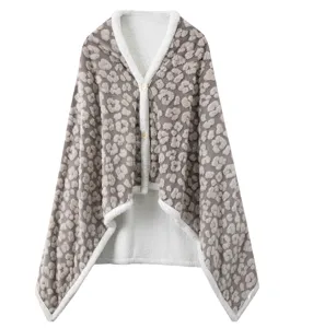 Manta ponible de leopardo gris con forro de sherpa blanca y botones de madera para el hogar.