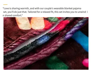 Nahaufnahme Detail des flauschigen Decken-Pyjama-Sets mit buntem Donut-Muster, Plüsch.