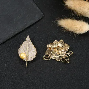 Detailansicht luxuriöse goldene Zirkon Rose und Blatt Perle Brosche für Damen Anzug dekor.