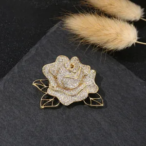 Detailansicht der filigranen Zirkonia Rosen Brosche, elegantes goldenes Accessoire.