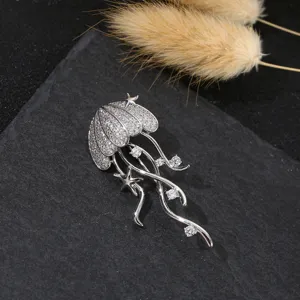 Elegante silberne Quallen-Brosche mit funkelnden Zirkonia Steinen, idealer Anzugschmuck.