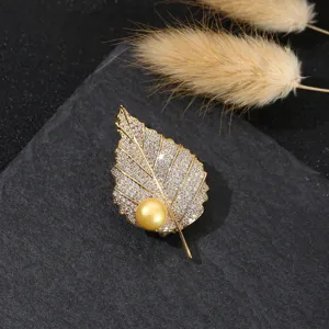 Exquisite Blatt Brosche mit funkelndem Zirkonia Pave und edler Perle Detailansicht.