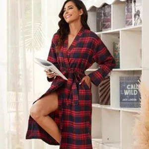 Gemütlicher karierter Flanell-Bademantel in Rot und Blau für Damen, bequeme Heimkleidung.