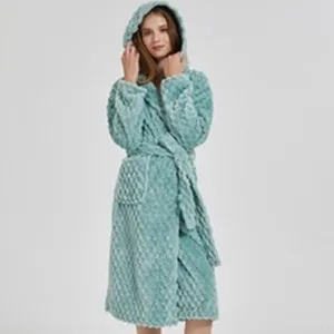 Detailansicht des flauschigen mintgrünen Kapuzen-Fleece-Bademantels, kuscheliger Stoff.