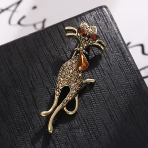 Détail de broche chat strass exquis, métal or vintage avec cristal ambre pour costume.