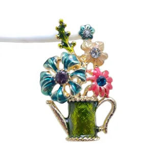 Vintager Gießkannen-Broschenstift mit bunten Emaillierten Blumen und funkelnden Strasssteinen.
