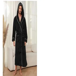 Peignoir à capuche en peluche noire pour homme, détail de vêtement de nuit d'hiver.
