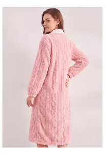 Dettaglio vestaglia in pile rosa con consistenza morbida e maniche lunghe accoglienti.