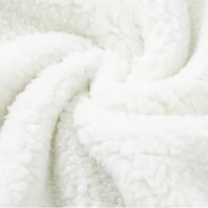 Texture de tissu polaire blanc doux gros plan pour pyjama couverture portable.