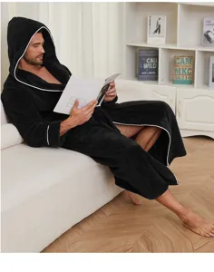 Peignoir homme en molleton peluche noir avec bordure blanche porté à l'intérieur.
