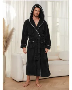 Vue détaillée du peignoir à capuche en polaire pour homme en noir avec des bordures blanches.